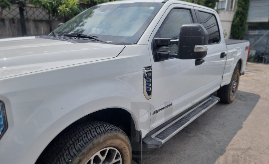 FORD F250 SUPERDUTY V8 TURBO DIESEL 2022 NIVEL 4 PLUS